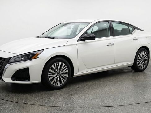 Used 2025 Nissan Altima 2.5 SV FWD image 3