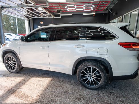 Used 2017 Toyota Highlander SE image 2