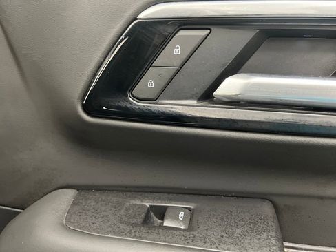 Used 2025 Chevrolet Suburban Z71 image 26