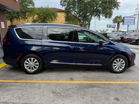 Used 2020 Chrysler Pacifica Touring-L FWD image 5