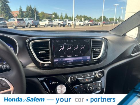 Used 2025 Chrysler Pacifica Select FWD image 16