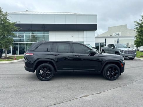 Used 2023 Jeep Grand Cherokee Altitude RWD image 8
