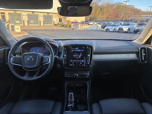 Used 2025 Volvo XC40 B5 Plus image 19