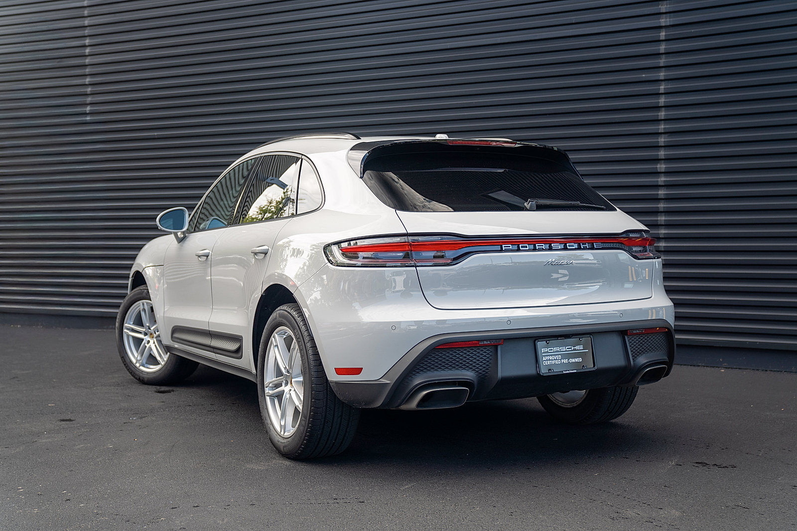 Used 2026 Porsche Macan AWD/4WD image 3