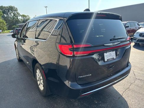 Used 2023 Chrysler Pacifica Touring-L FWD image 6