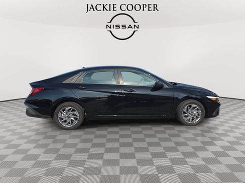 Used 2024 Hyundai Elantra SEL FWD image 4
