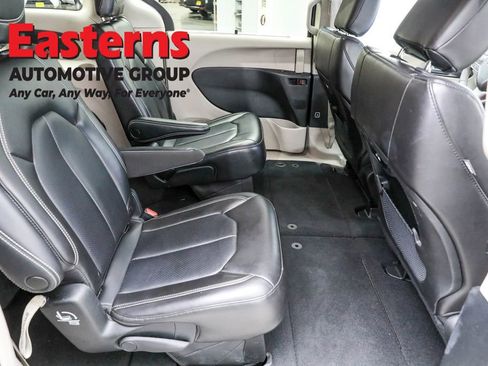 Used 2023 Chrysler Pacifica Touring-L image 24