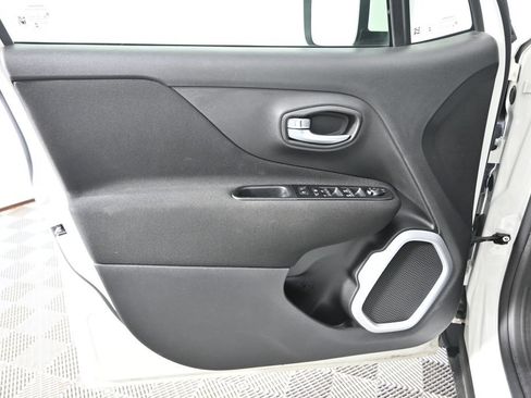 Used 2020 Jeep Renegade Latitude w/ Cold Weather Group AWD/4WD image 18