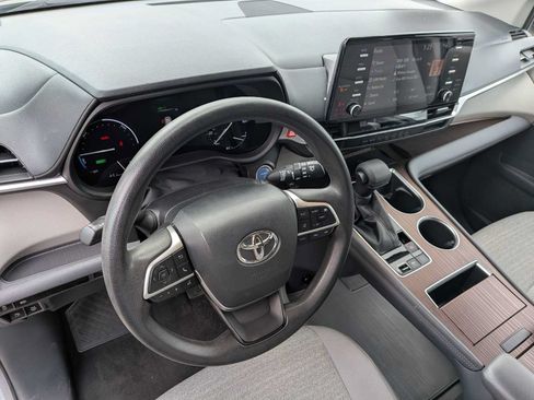 Used 2021 Toyota Sienna LE w/ LE Plus Package AWD/4WD image 2