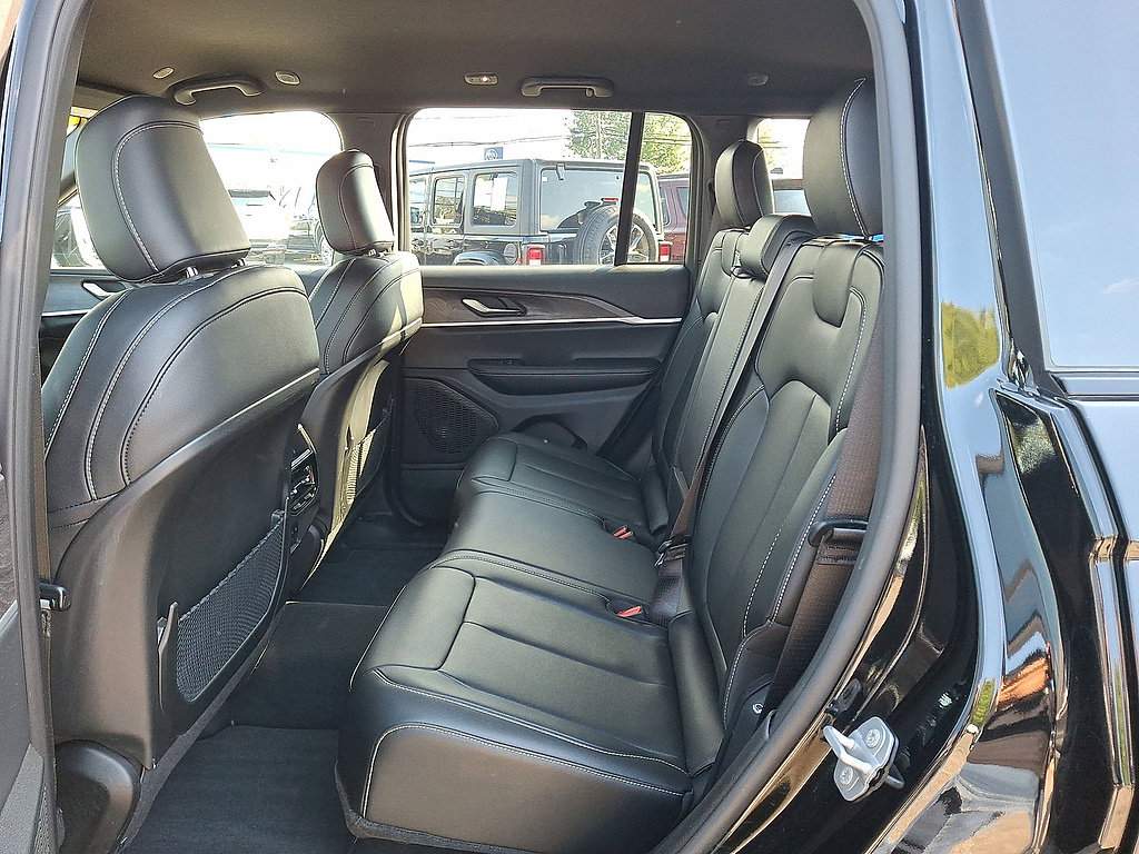 Certified 2025 Jeep Grand Cherokee Limited w/ Trailer Tow Package AWD/4WD image 26