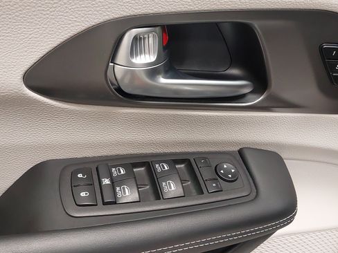 Used 2024 Chrysler Pacifica Touring-L w/ Uconnect Theater Family Group FWD image 25