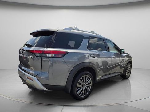 Used 2025 Nissan Pathfinder SL w/ SL Premium Package FWD image 5