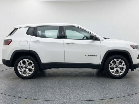 Used 2025 Jeep Compass Latitude image 11