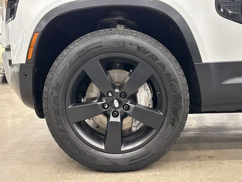 Used 2021 Land Rover Defender 110 SE image 40