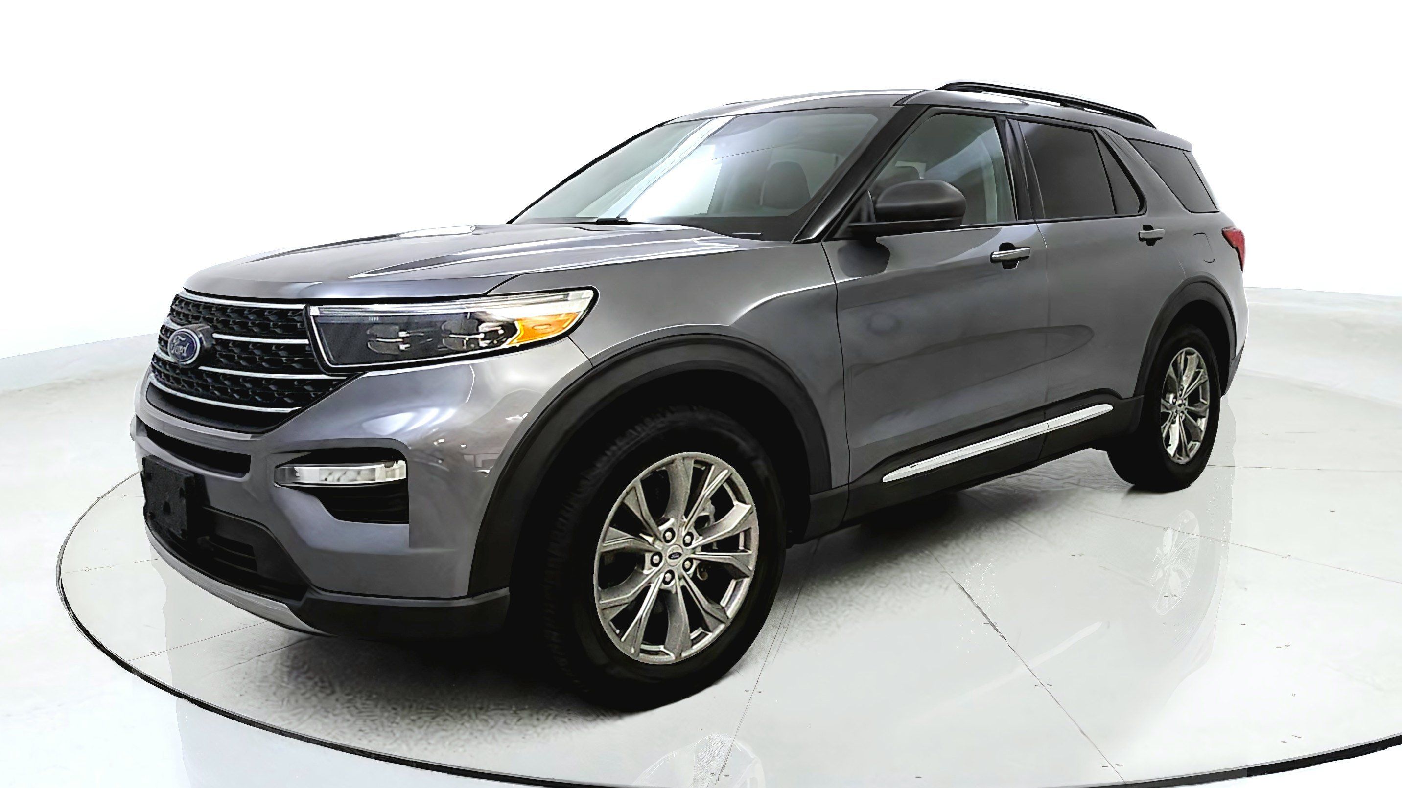Used 2022 Ford Explorer XLT w/ Equipment Group 202A AWD/4WD image 3