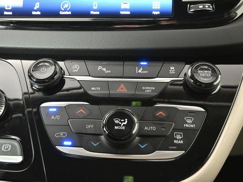 Used 2024 Chrysler Pacifica Touring-L FWD image 30
