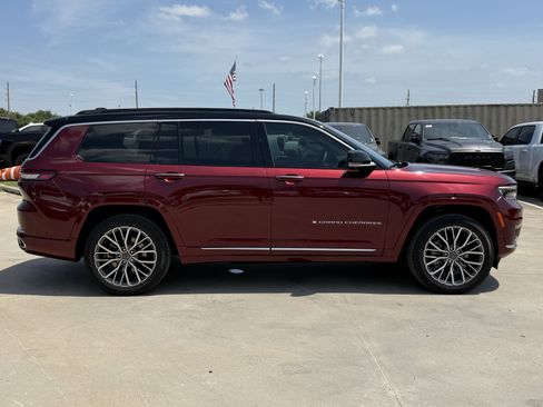 Used 2025 Jeep Grand Cherokee L Summit AWD/4WD image 3