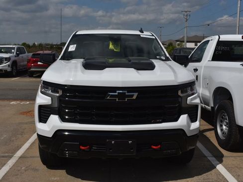 Used 2024 Chevrolet Silverado 1500 LT Trail Boss w/ Convenience Package II image 2