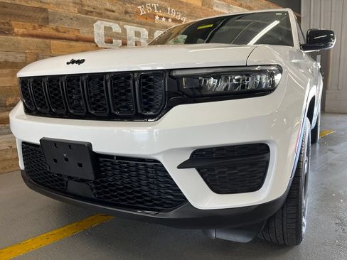 Used 2023 Jeep Grand Cherokee Altitude AWD/4WD image 8