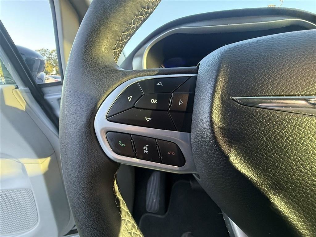 Used 2024 Chrysler Pacifica Touring-L FWD image 25