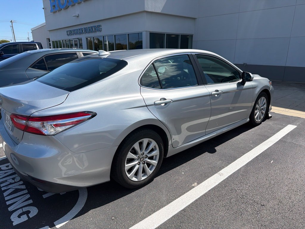 Used 2020 Toyota Camry LE FWD image 5