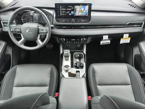New 2026 Mitsubishi Outlander ES AWD/4WD image 2