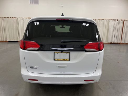 Used 2022 Chrysler Voyager LX image 7