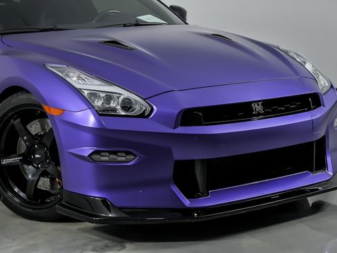 Used 2024 Nissan GT-R Premium w/ Premium Interior Package image 3