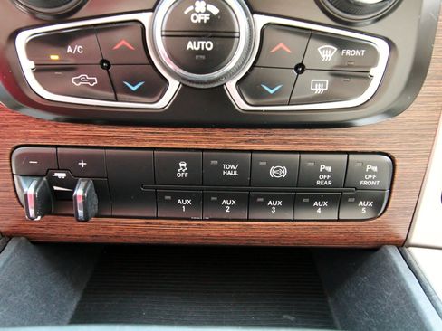 Used 2018 RAM 3500 Laramie image 33