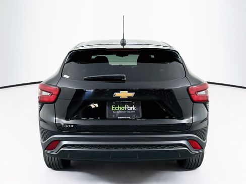 Used 2025 Chevrolet Trax LS w/ LS Convenience Package FWD image 7