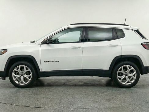 Used 2025 Jeep Compass Latitude AWD/4WD image 5