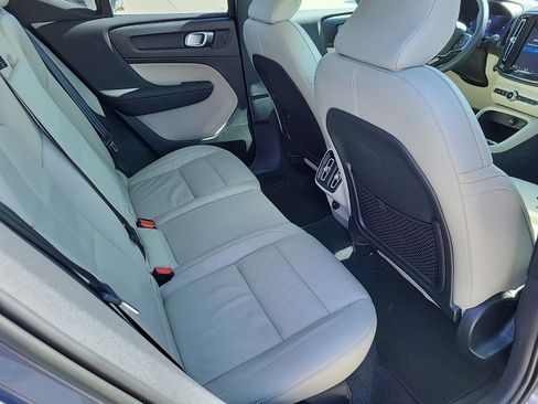 Used 2023 Volvo XC40 B5 Plus image 11