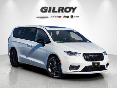 New 2026 Chrysler Pacifica Select FWD image 2