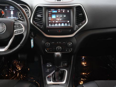 Used 2017 Jeep Cherokee Trailhawk w/ Cold Weather Group AWD/4WD image 15