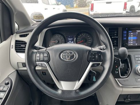 Used 2017 Toyota Sienna LE image 10