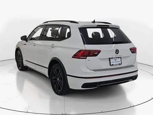 Used 2022 Volkswagen Tiguan SE R-Line image 8