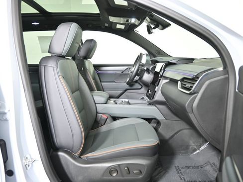 Used 2026 GMC Acadia AT4 w/ Luxury Package AWD/4WD image 13
