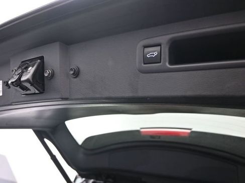 Used 2023 Toyota Highlander XLE AWD/4WD image 17