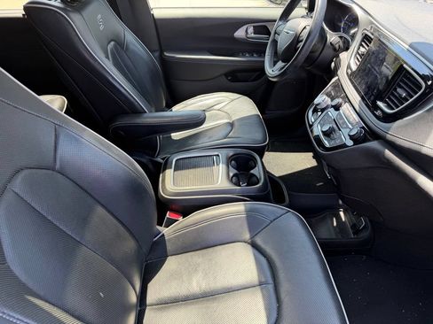 Used 2020 Chrysler Pacifica Limited w/ Advanced Safetytec Group FWD image 15