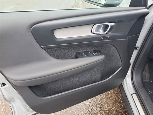 Used 2025 Volvo XC40 B5 Core image 10