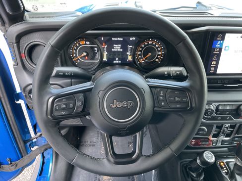 Used 2025 Jeep Wrangler Unlimited Rubicon w/ Convenience Group AWD/4WD image 17