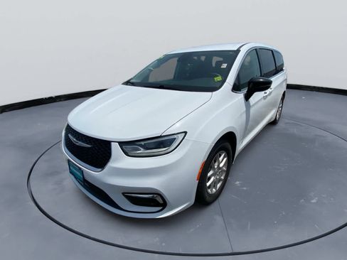 Used 2024 Chrysler Pacifica Touring-L FWD image 9