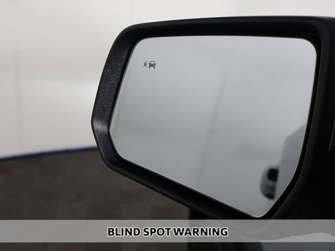 Used 2023 Chevrolet Traverse LT image 3