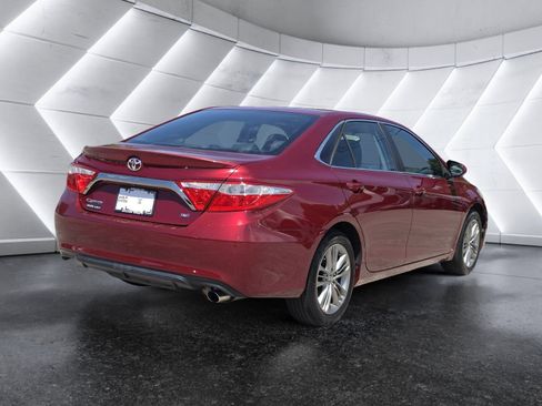 Used 2016 Toyota Camry SE image 3