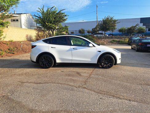 Used 2022 Tesla Model Y Long Range AWD/4WD image 4