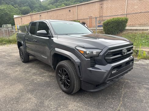 Used 2025 Toyota Tacoma SR5 AWD/4WD image 10