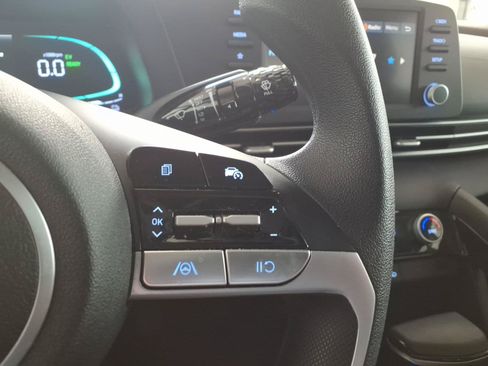 Used 2025 Hyundai Elantra Hybrid FWD image 29