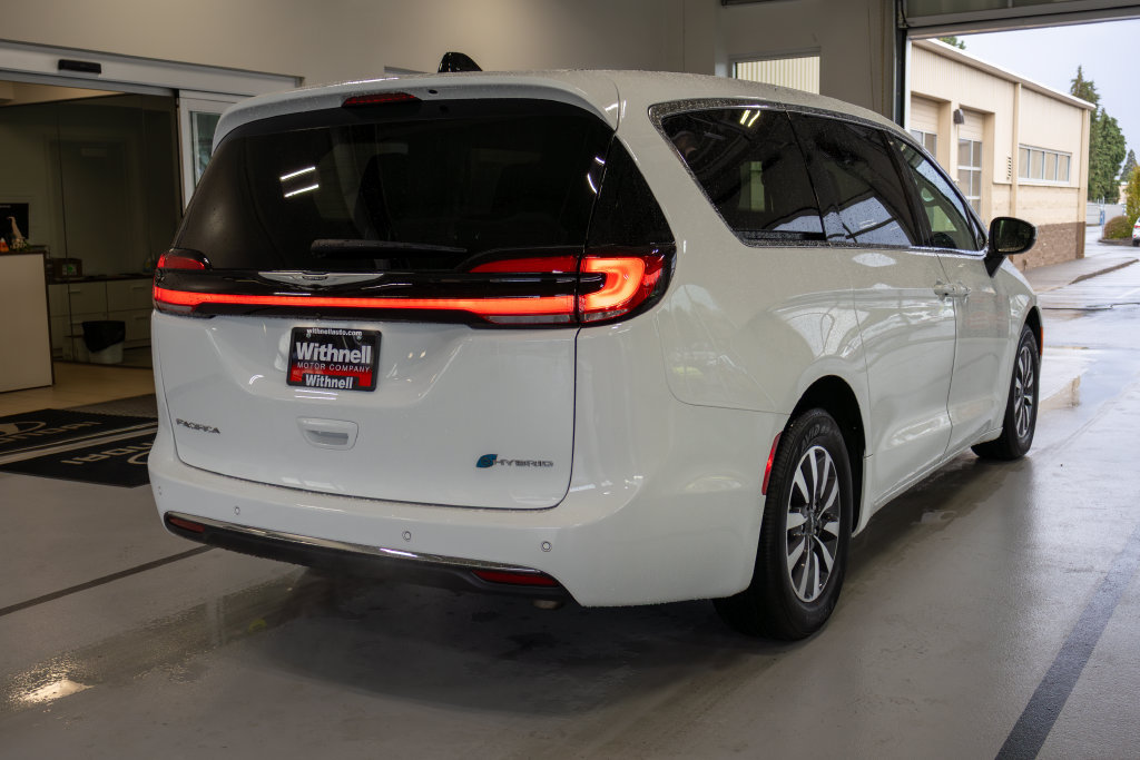 Used 2023 Chrysler Pacifica Touring-L FWD image 7