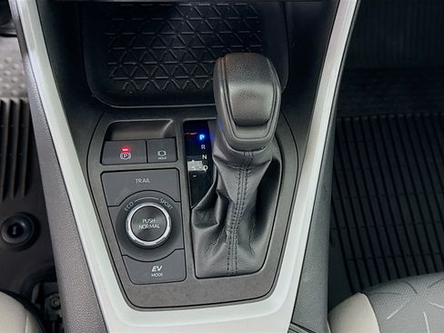 Used 2021 Toyota RAV4 XLE w/ Convenience Package image 18