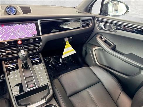 Certified 2026 Porsche Macan AWD/4WD image 22